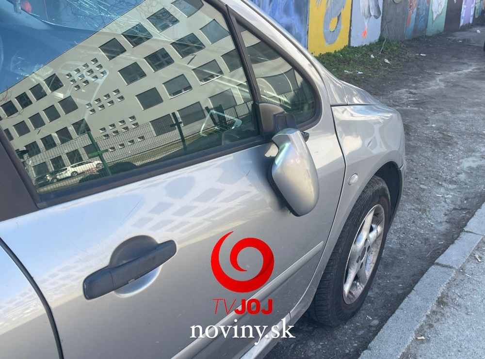 Zničené auto po útoku muža na Galvániho ulici