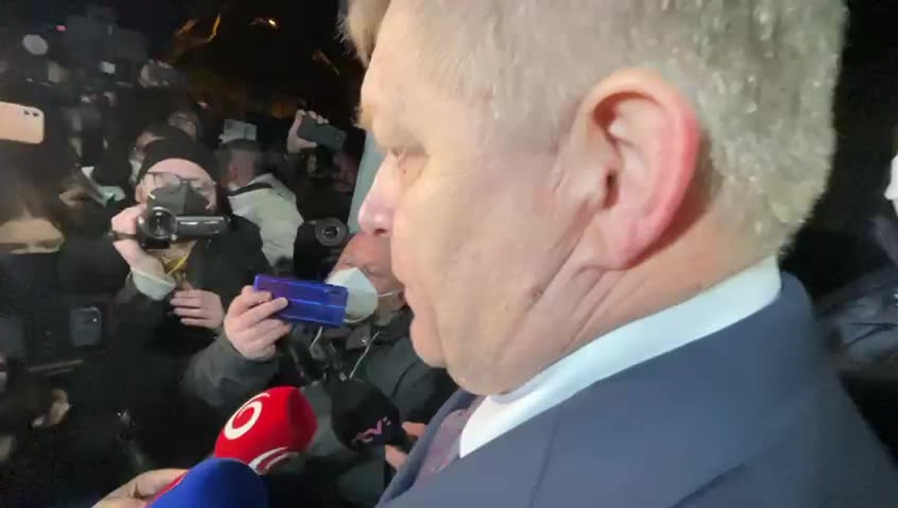 Do auta Roberta Fica hodili dlažobnú kocku a rozbili sklo