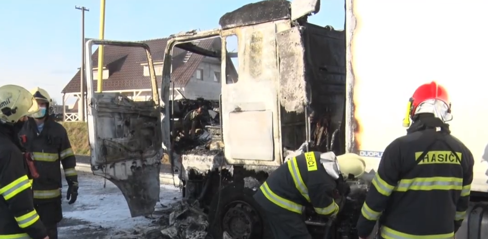 Pri Prešove horel počas jazdy kamión