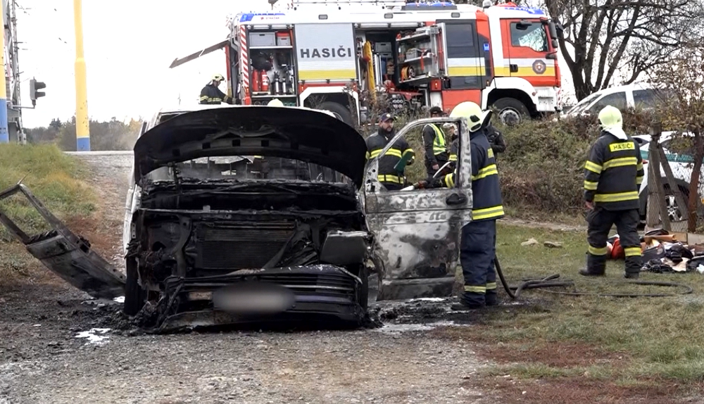 Vodičovi začalo horieť cestou zo servisu auto. Zostali iba obhorené plechy