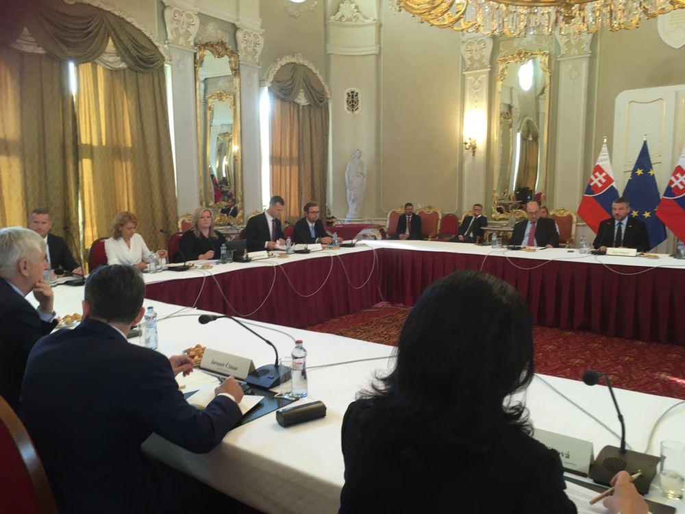 Premiér Pellegrini inicioval stretnutie za okrúhlym stolom