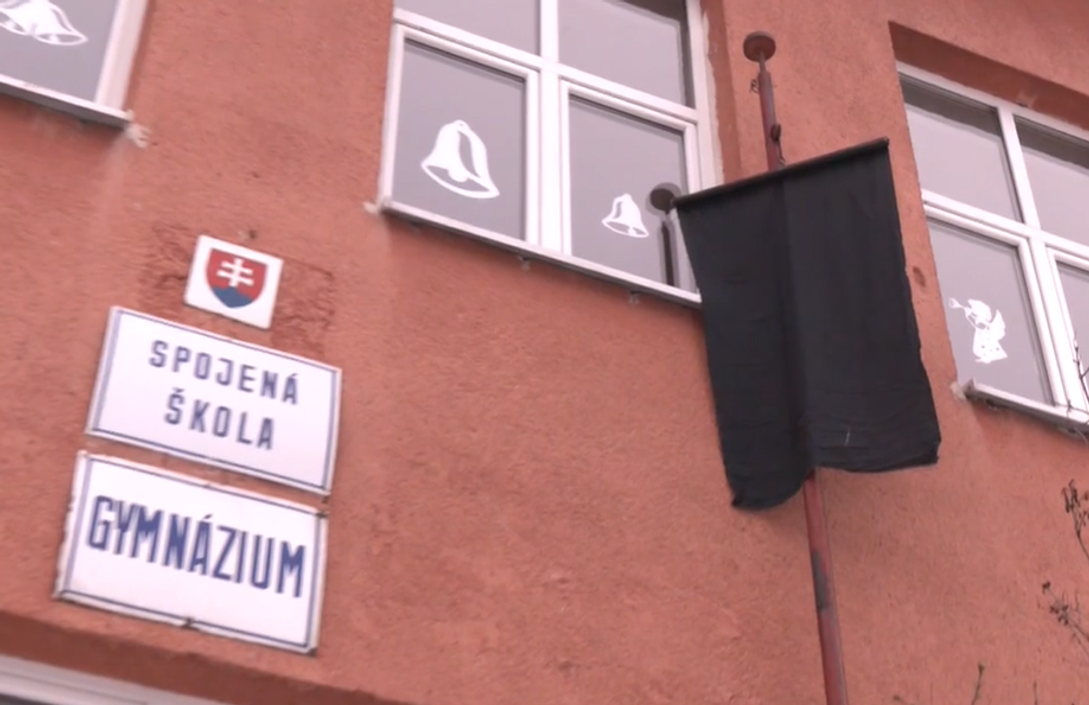 Čierna vlajka na škole