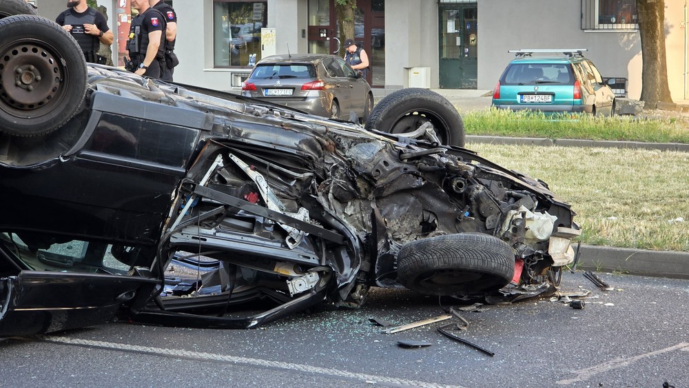 Auto na streche na Trnavskej ceste 