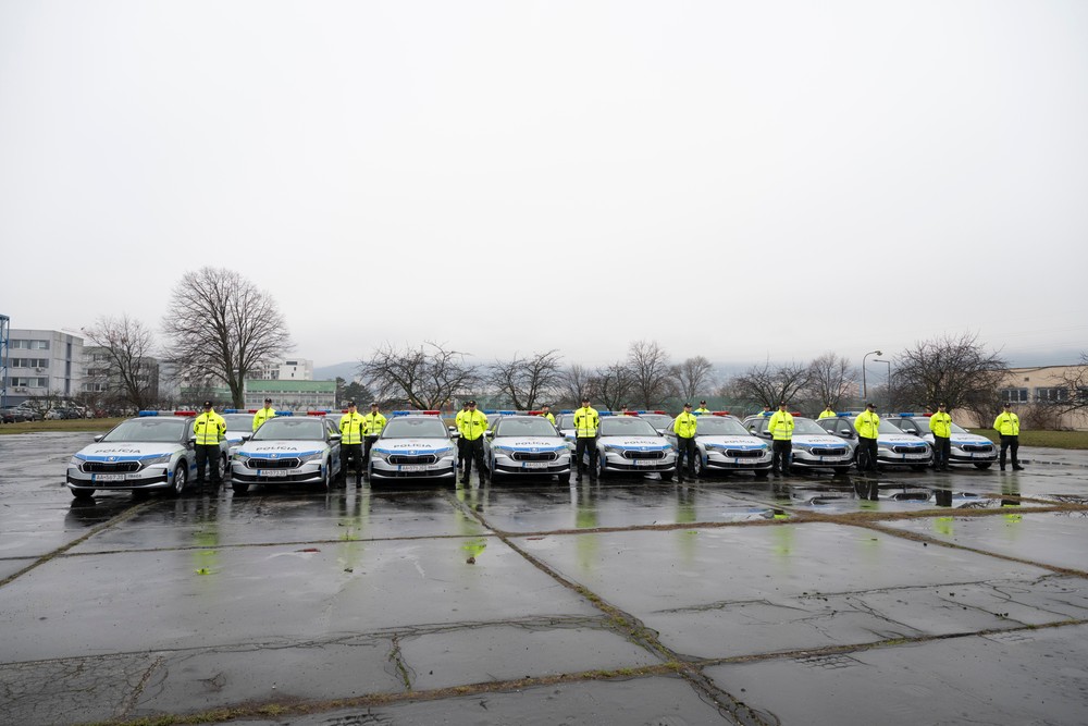 Nové vozidlá Škoda Oktávia, ktoré odovzdali policajtom dopravnej polície Slovenskej republiky