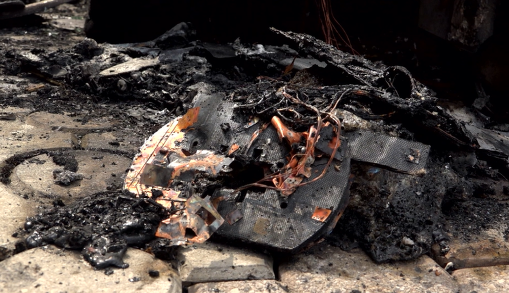 Dvaja maskovaní muži podpálili luxusné auto