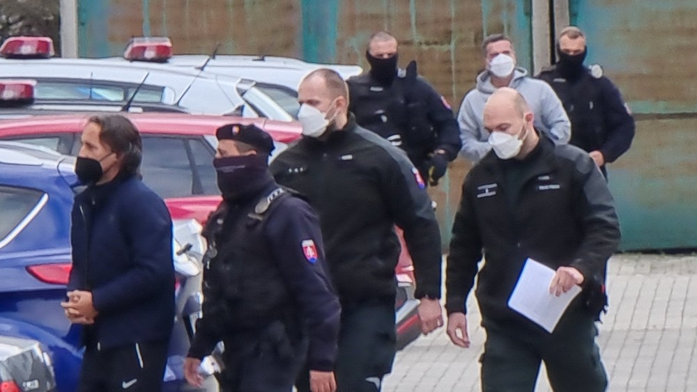 beňa a mako prichádzajú na súd