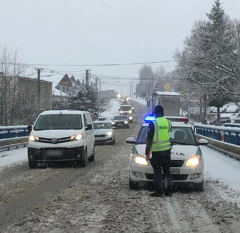 sneh cesty polícia (4)