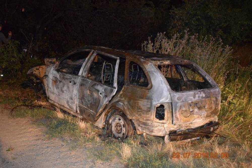 Tínedžeri narazili s autom do stromu. Vozidlo skončilo celé v plameňoch