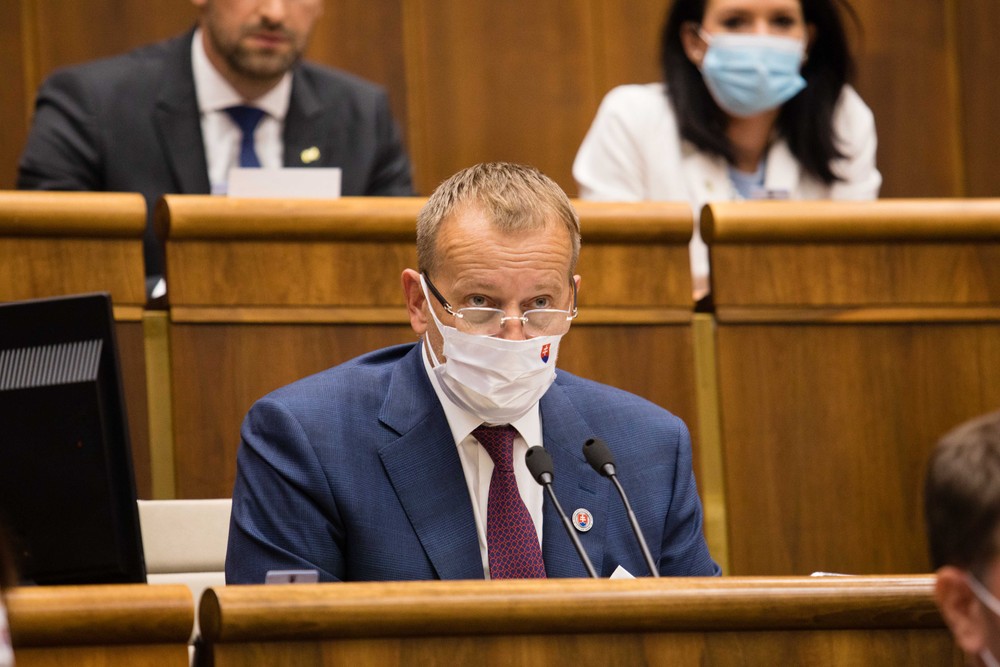 Parlament odvoláva premiéra Igora Matoviča