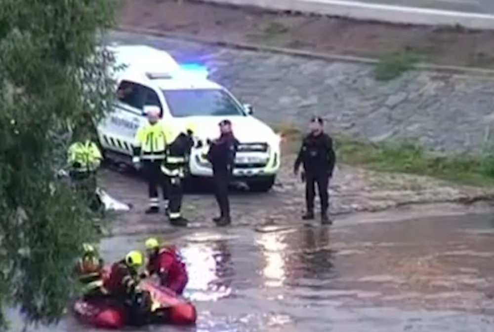 Surfer alebo skokan: Ľudia počas záplavy hazardujú so svojim životom 