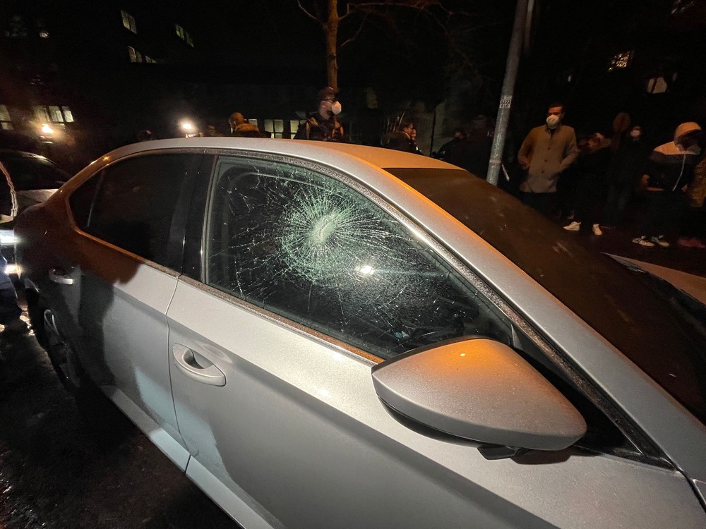 Do auta Roberta Fica hodili dlažobnú kocku a rozbili sklo 