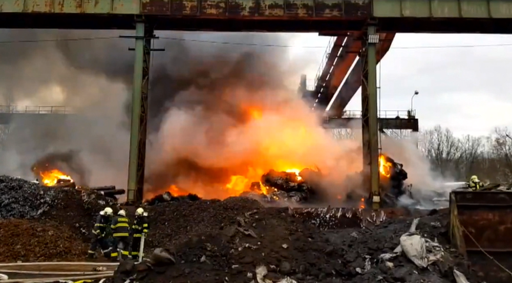 Obrovský požiar zachvátil šrotovisko. Vidieť ho bolo na desiatky kilometrov ďaleko