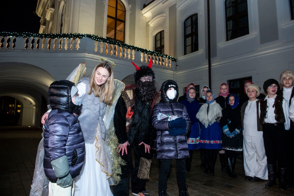 prezidentka zuzana čaputová deti mikuláš stromček (7)