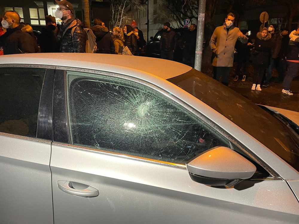 Do auta Roberta Fica hodili dlažobnú kocku a rozbili sklo 