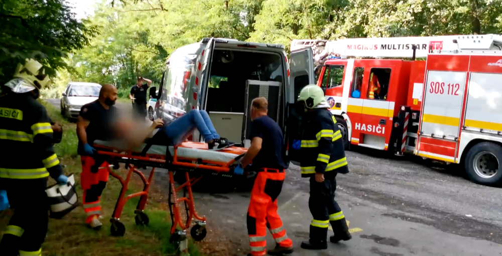 Vodiči najskôr prechádzali okolo bez povšimnutia, ale pri zranenej žene nakoniec dvaja zastali