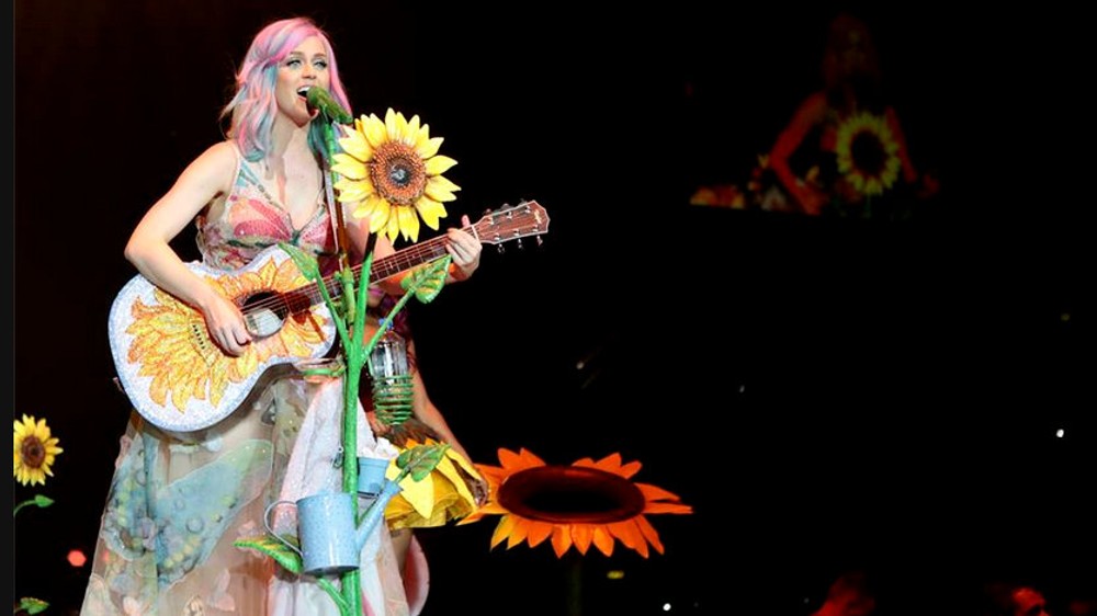 katy perry mikrofón slnečnice