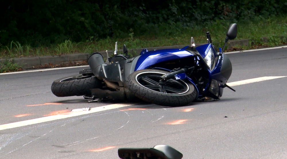 Zrážka dvoch motorkárov uzavrela hlavný ťah na Handlovú, na miesto privolali vrtuľník 