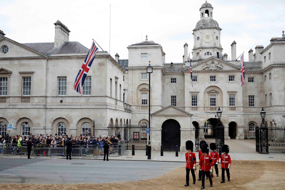 Británia sa lúči s kráľovnou Alžbetou II.