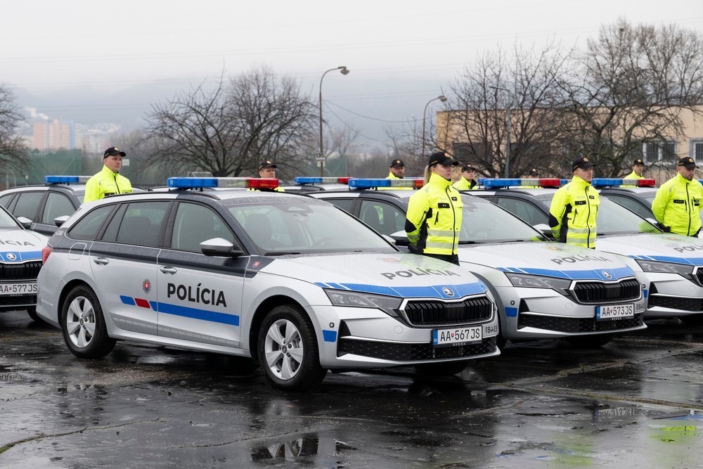 Nové vozidlá Škoda Oktávia, ktoré odovzdali policajtom dopravnej polície Slovenskej republiky