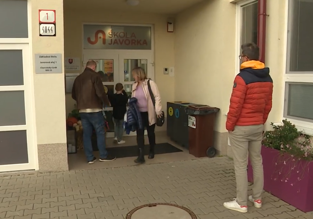 Rodičia pred základou školou