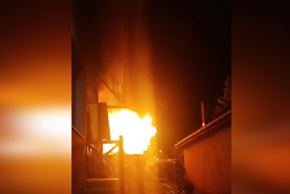 Plamene zachvátili domovú prístavbu. Príčinou požiaru mohlo byť auto