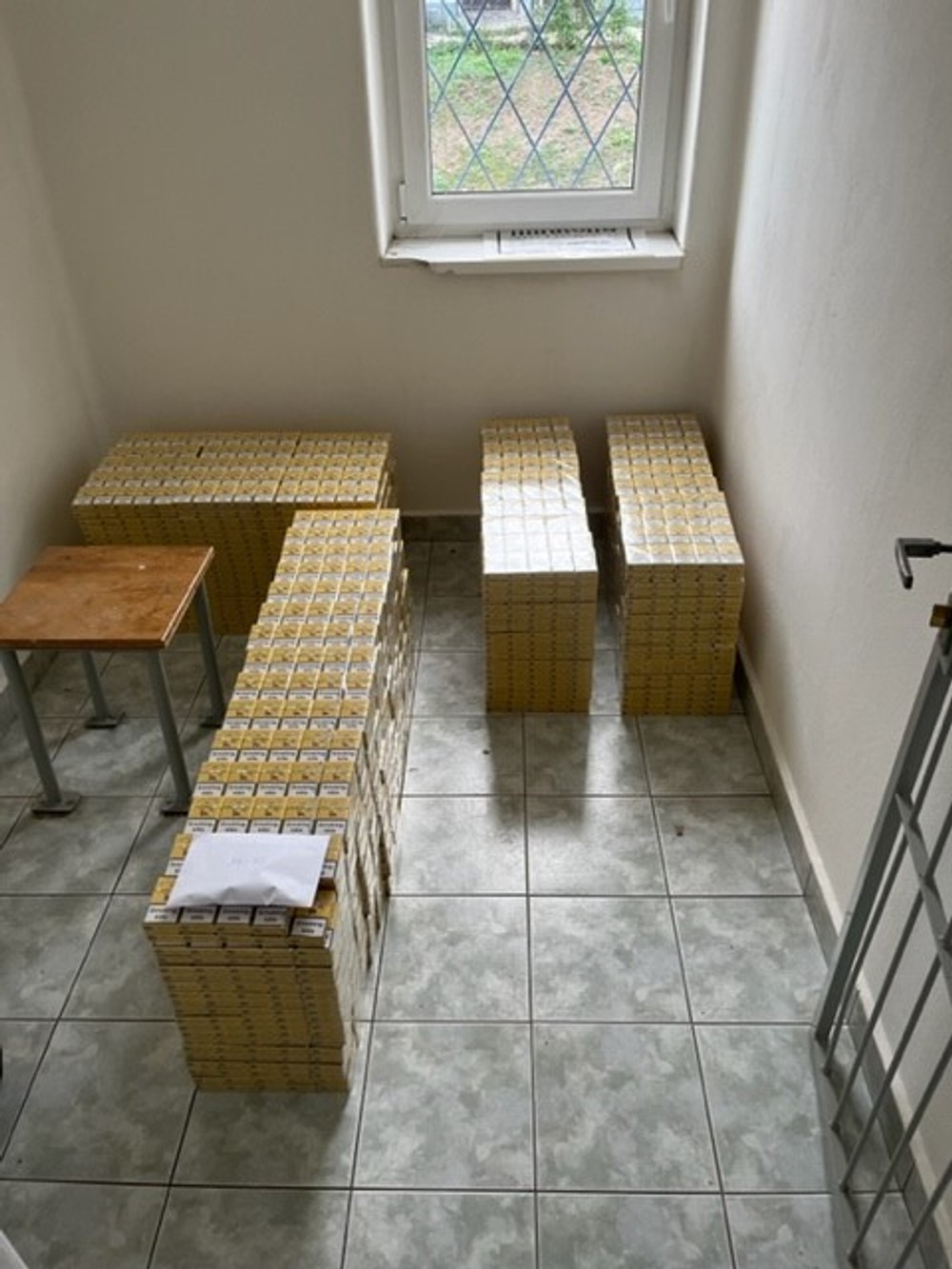 Zadržali päťsto kartónov pašovaných cigariet