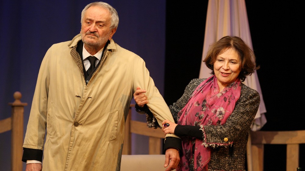 Herci Milan Lasica a Emília Vášáryová v divadelnej hre s názvom Rybárik kráľovský