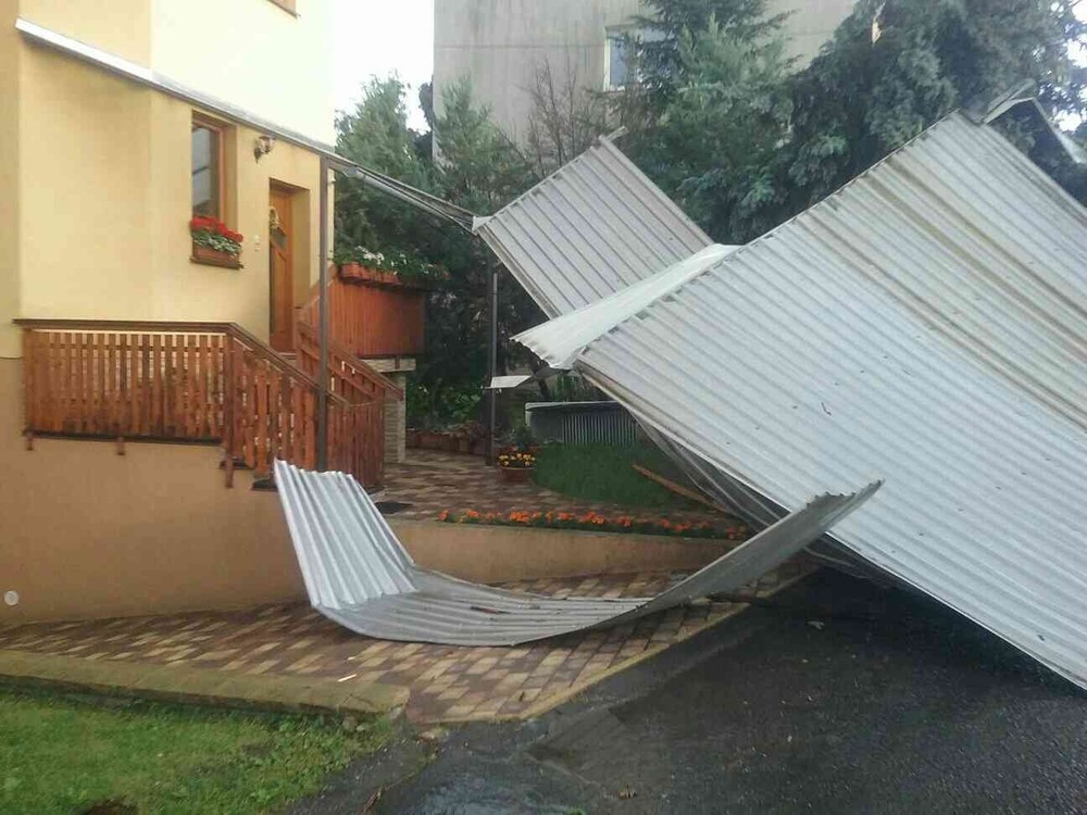 Silná búrka polámala stromy