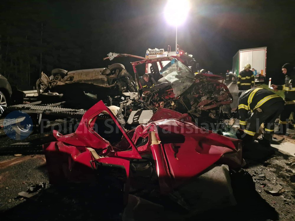 Vodič odťahovej služby narazil na diaľnici do kamióna