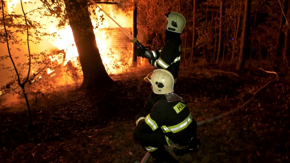 [multi] Turisti utekali z horiacej chaty 1399