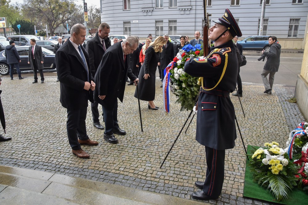 Prezidentka Zuzana Čaputová si spolu s prezidentom ČR Milošom Zemanom v Bratislave pripomínajú udalosti zo 17. novembra