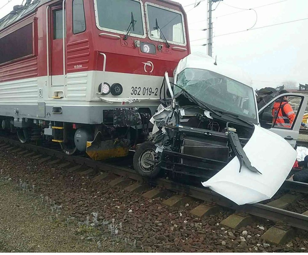 Tragická nehoda na železničnom priecestí. Zrážka s vlakom si vyžiadala dva životy