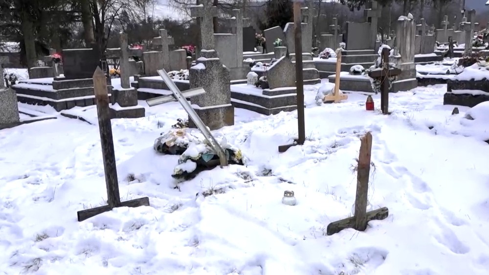 Obrátené kríže našli na cintoríne obyvatelia, keď si išli pripomenúť pamiatku