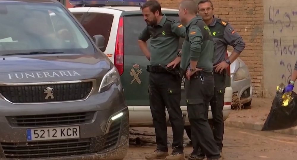 Polícia a pohrebné auto