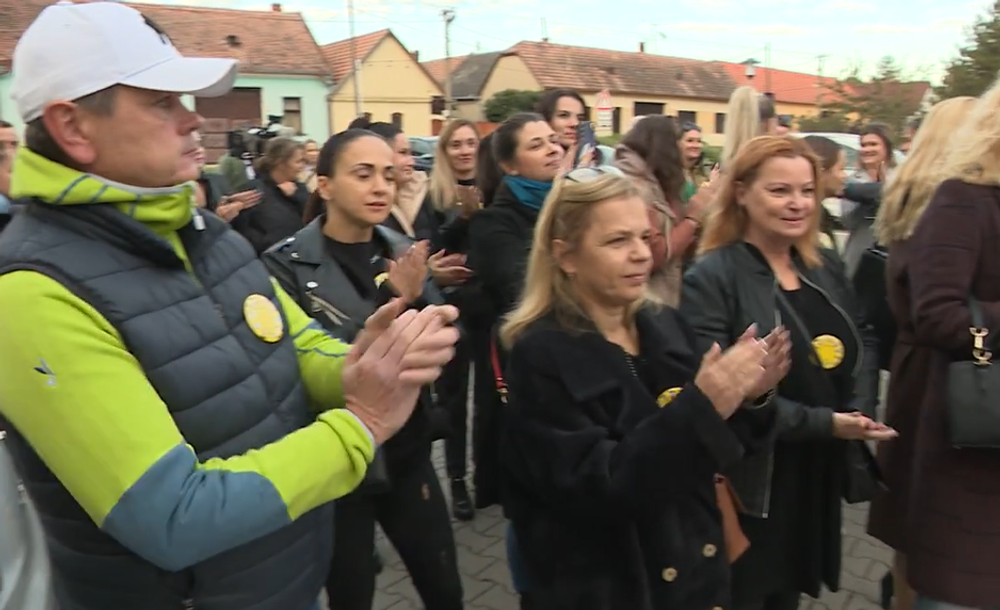 Rodičia pred základnou školou 3