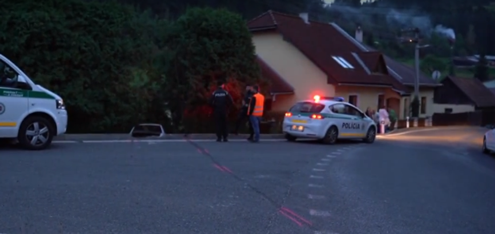 Po rýchlej jazde skončil v záhrade domu. Zastavili ho až stromy