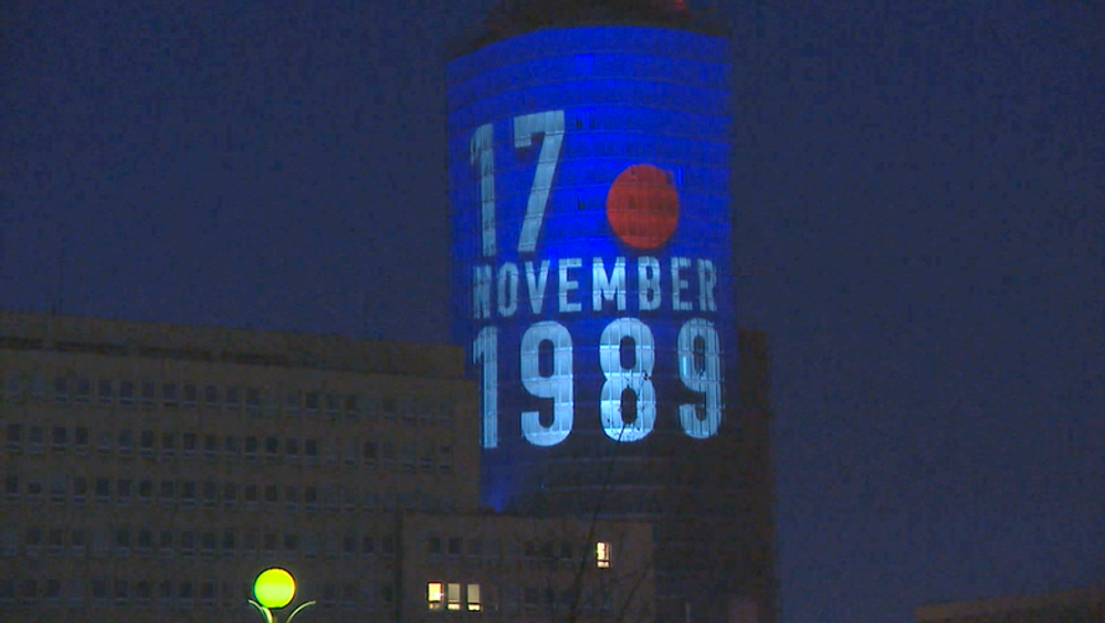 Námestia po tridsiatich rokoch opäť ožili. Ľudia si pripomenuli odvahu novembrovej generácie