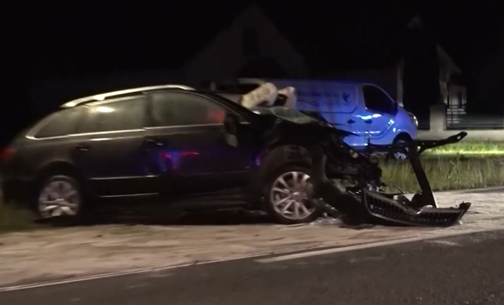 Osobné auto narazilo do betónového stĺpa 4