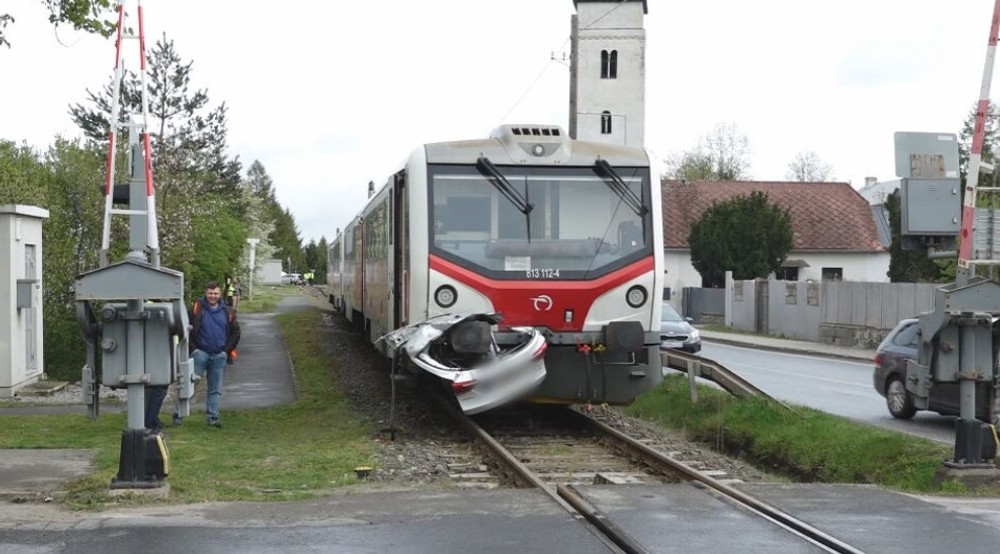 Zrážka auta s vlakom Veľká Lomnica (6)