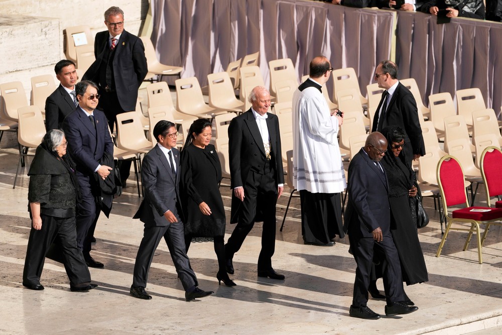 Filipínsky prezident Ferdinand Marcos mladší (uprostred vľavo) a jeho manželka Louise