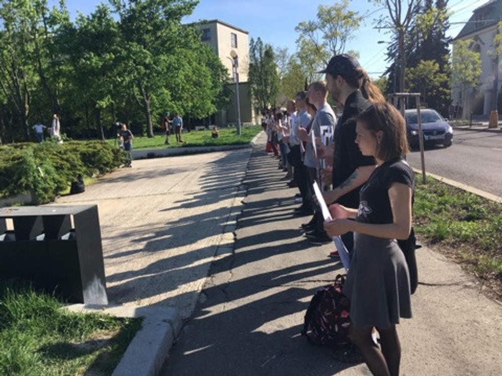 Protest pred vládou 