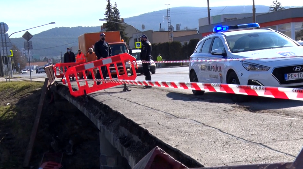 V Partizánskom sa zrútila časť konštrukcie mosta