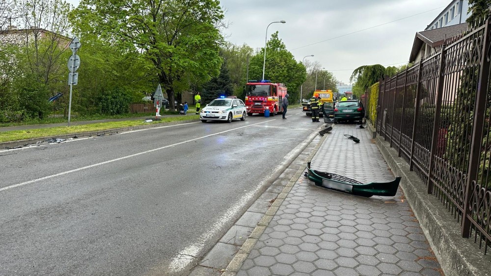 Zrážka osobného auta s policajtmi (1)