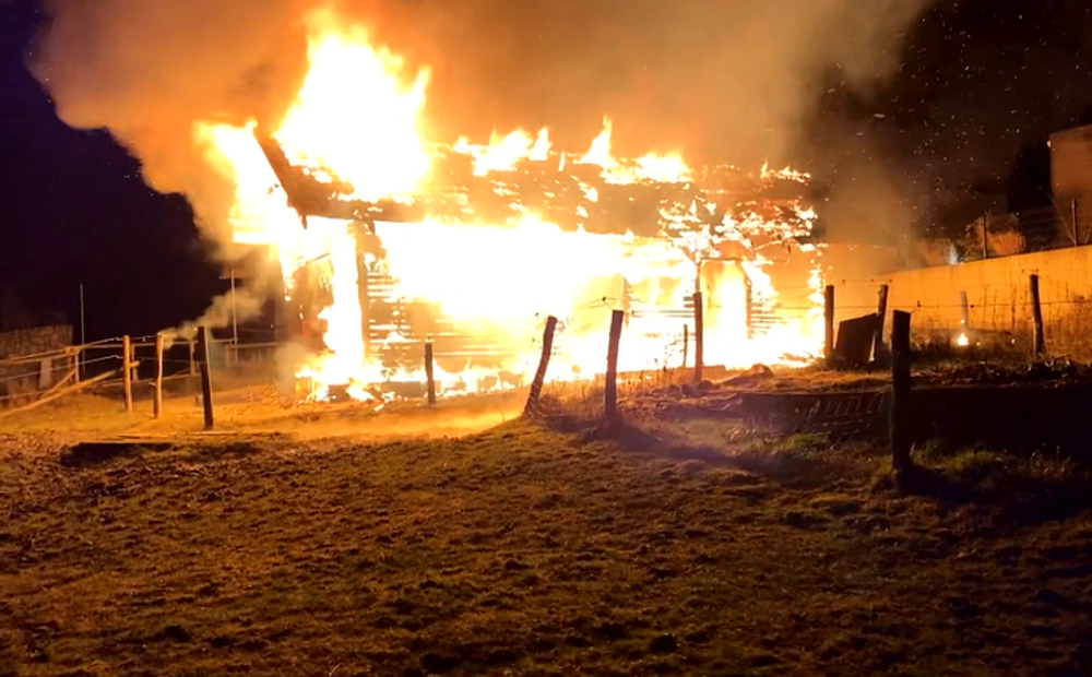 Zhorelo mu auto a teraz konská maštaľ