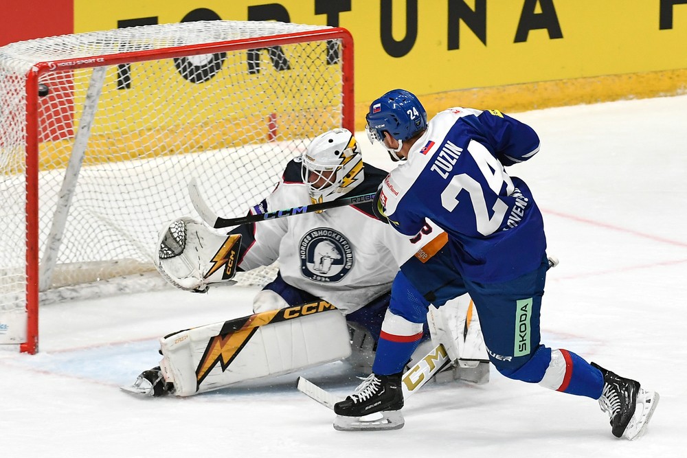Hokejista Peter Zuzin strieľa gól počas zápasu Slovensko – Nórsko na domácom turnaji Kaufland Cup v Bratislave