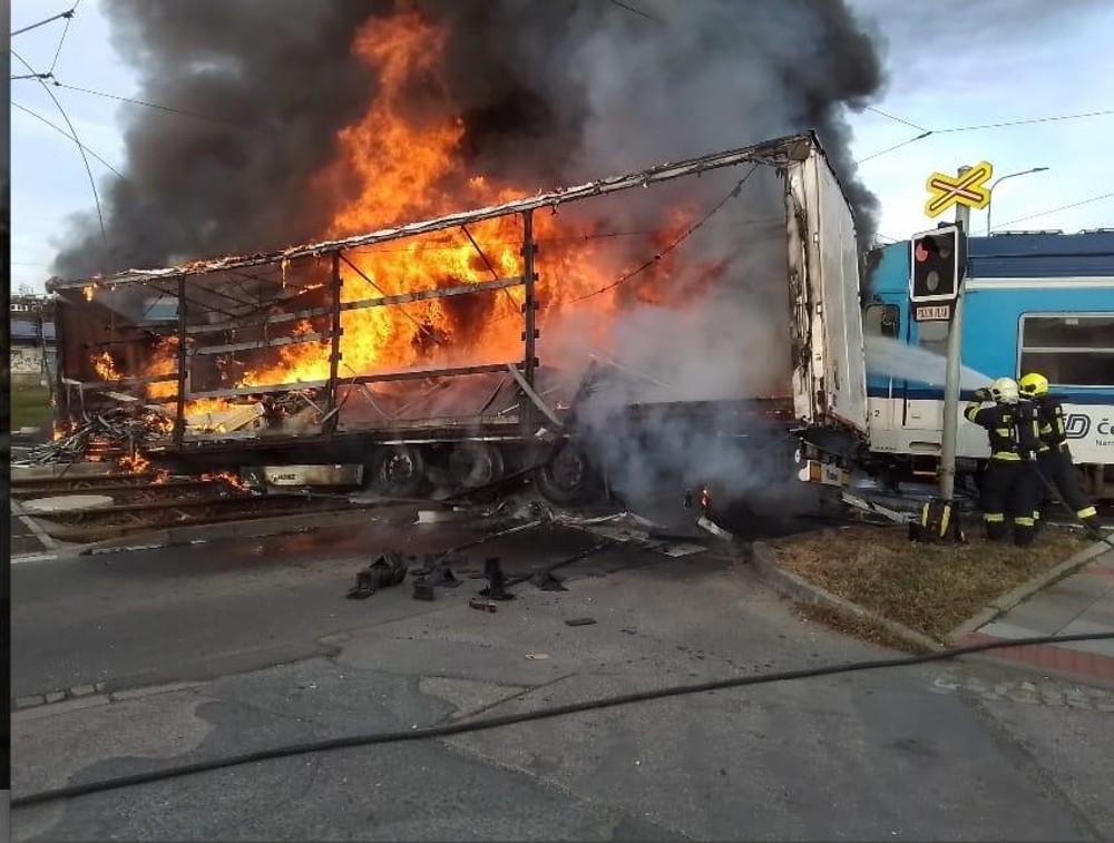 zrážka vlak kamion požiar hasiči (15)