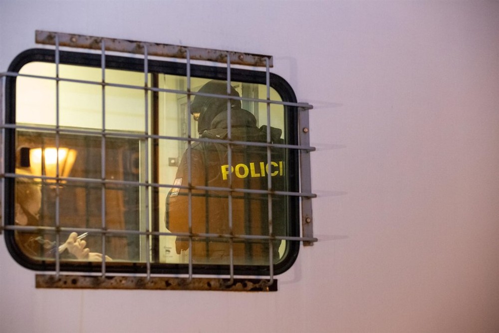 Nočný zásah policajtov v Česku. Prichytili 119 ľudí na ilegálnej párty