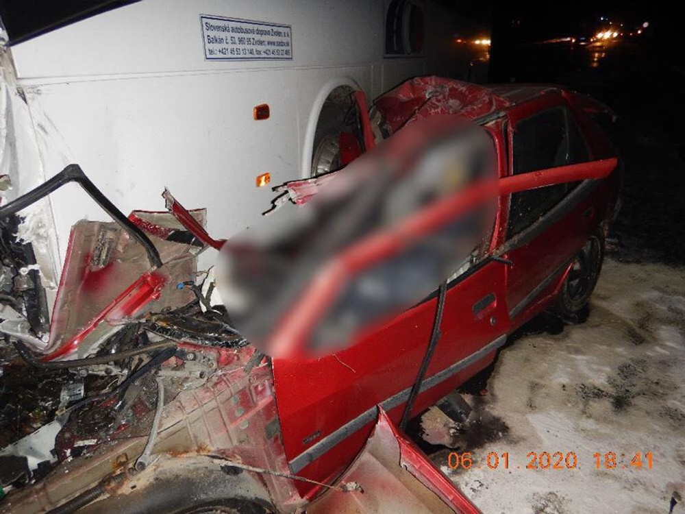 Čelná zrážka s autobusom sa skončila tragicky. Z osobného auta zostali len stlačené plechy 