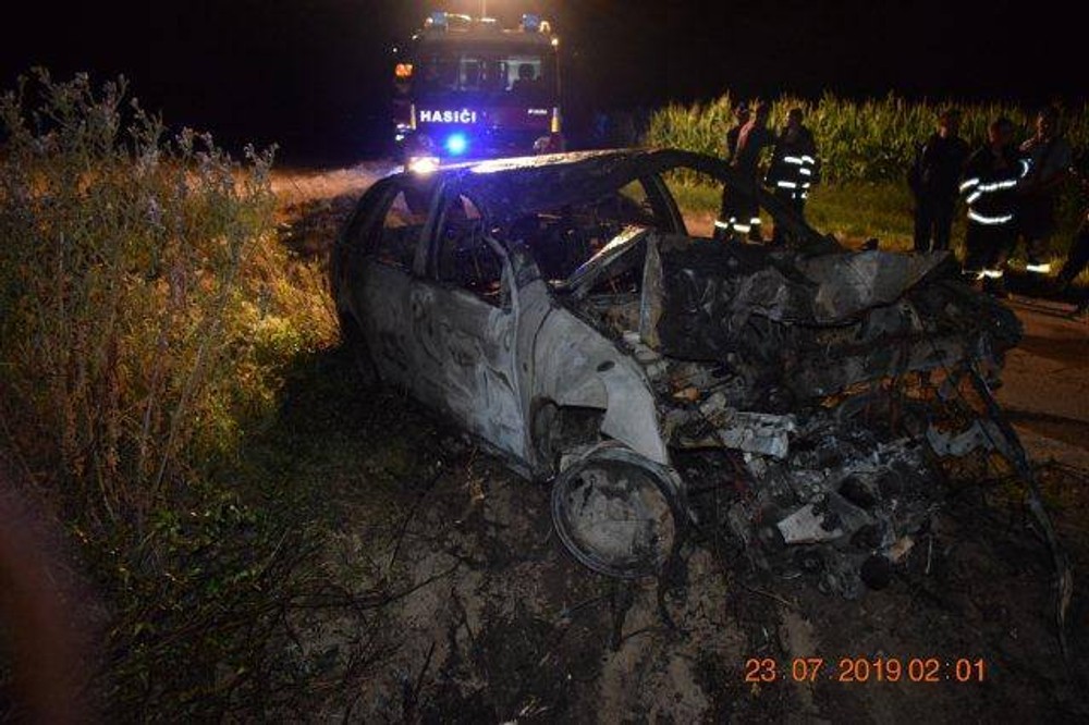 Tínedžeri narazili s autom do stromu. Vozidlo skončilo celé v plameňoch