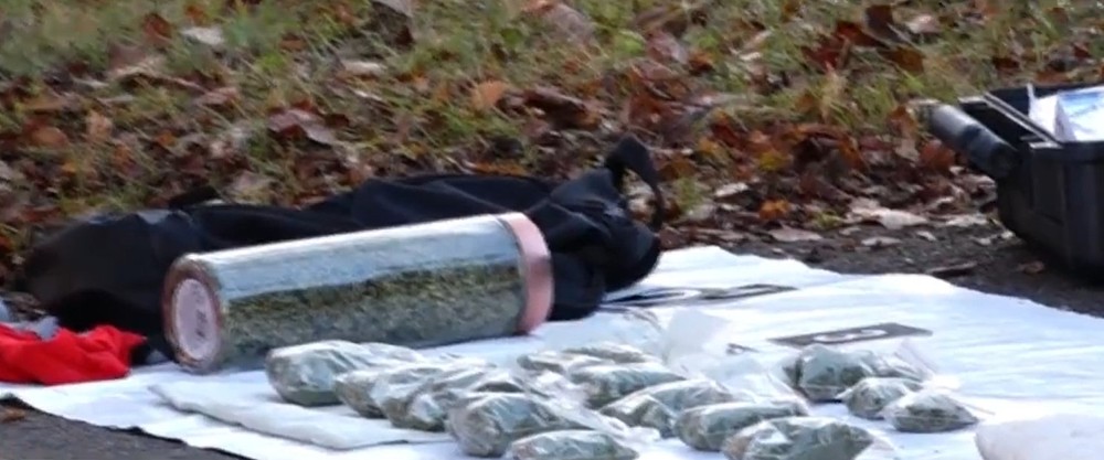 Policajti našli u Adama väčšie množstvo drog.